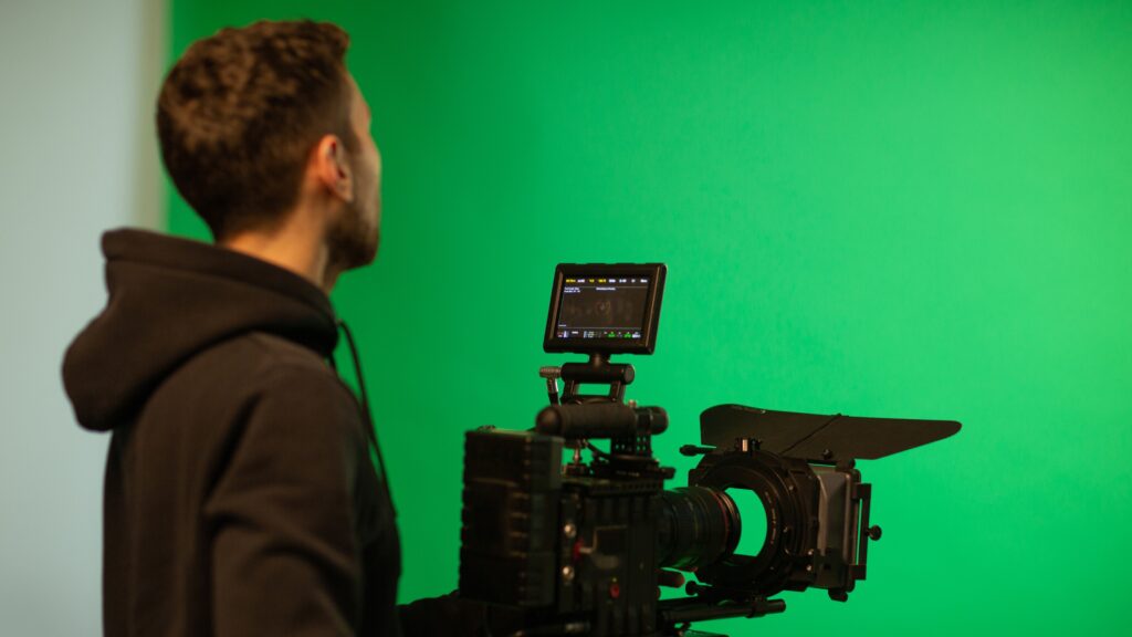 Co to jest green screen? Na zdjęciu zielone tło podczas nagrywania filmu reklamowego.