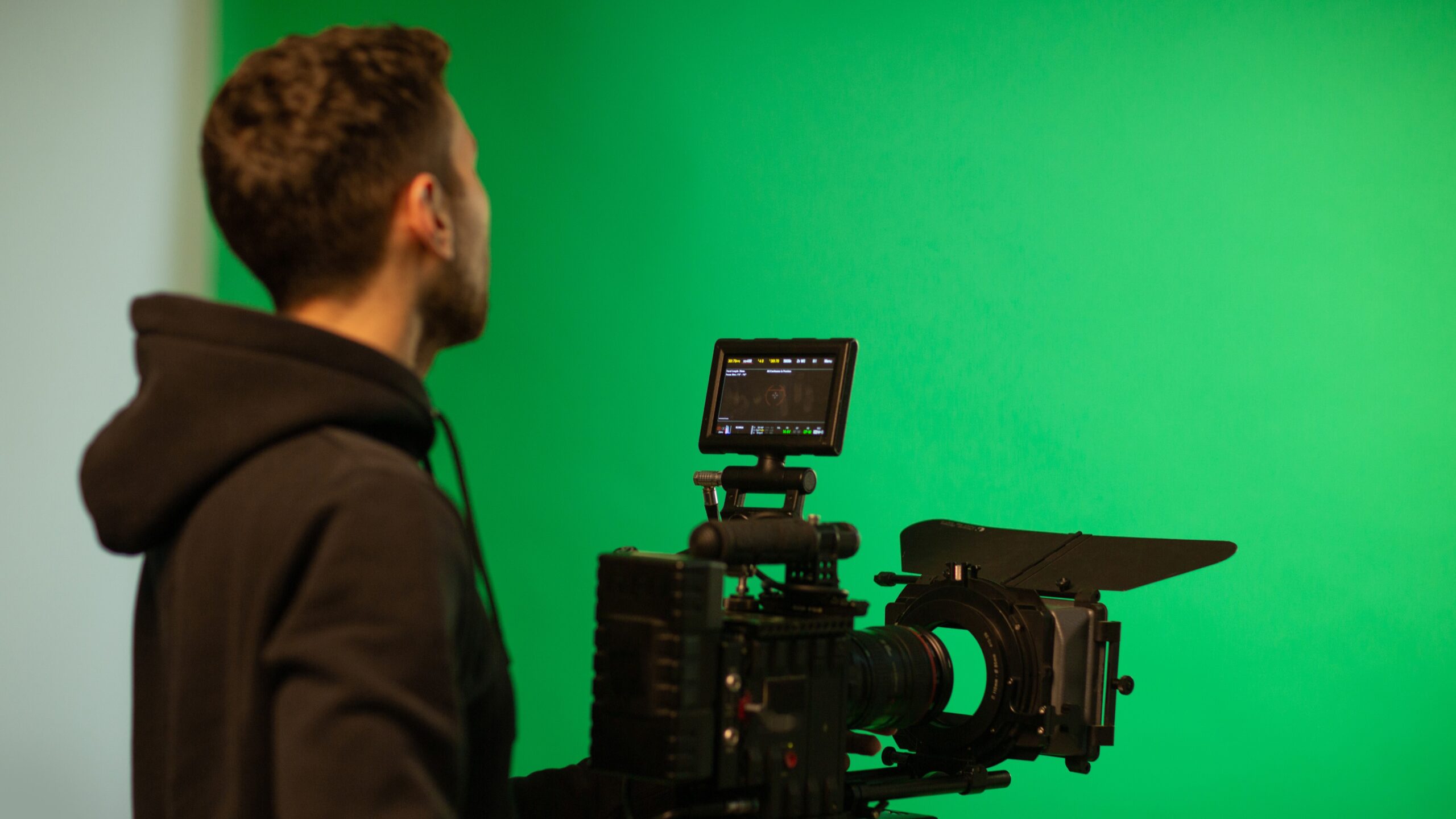 Co to jest green screen? Na zdjęciu zielone tło podczas nagrywania filmu reklamowego.