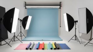 Na zdjęciu proces zastanawiania się, jakie tło fotograficzne wybrać do fotografii produktowej.